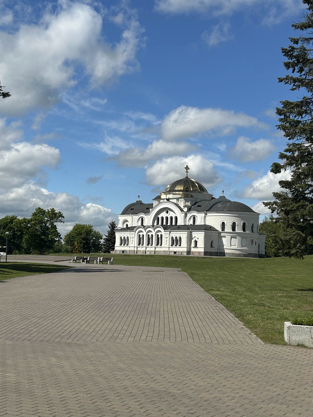 Отличная экскурсия. В Брестской крепости хороший экскурсовод, интересно все рассказала, показала. Территория большая и красивая, жаль