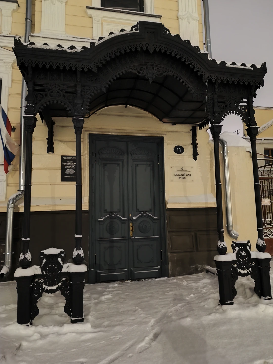 Юлия искренне любит свой город, гордится им, и это передается нам, увлекает в неравнодушное путешествие. Рассказчица