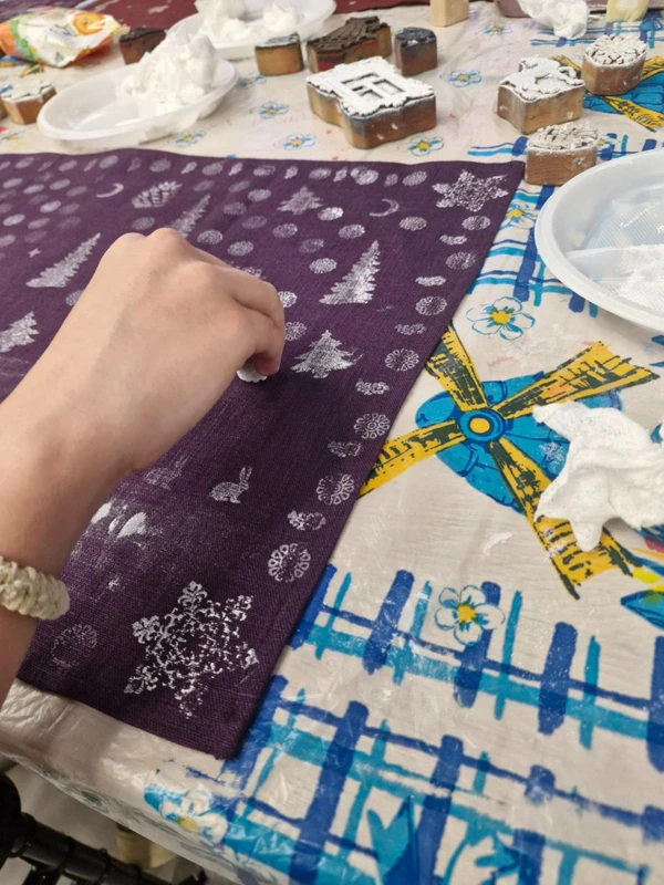 «Бей, красок не жалей»: мастер-класс по набойке на ткани в Нижнем Новгороде