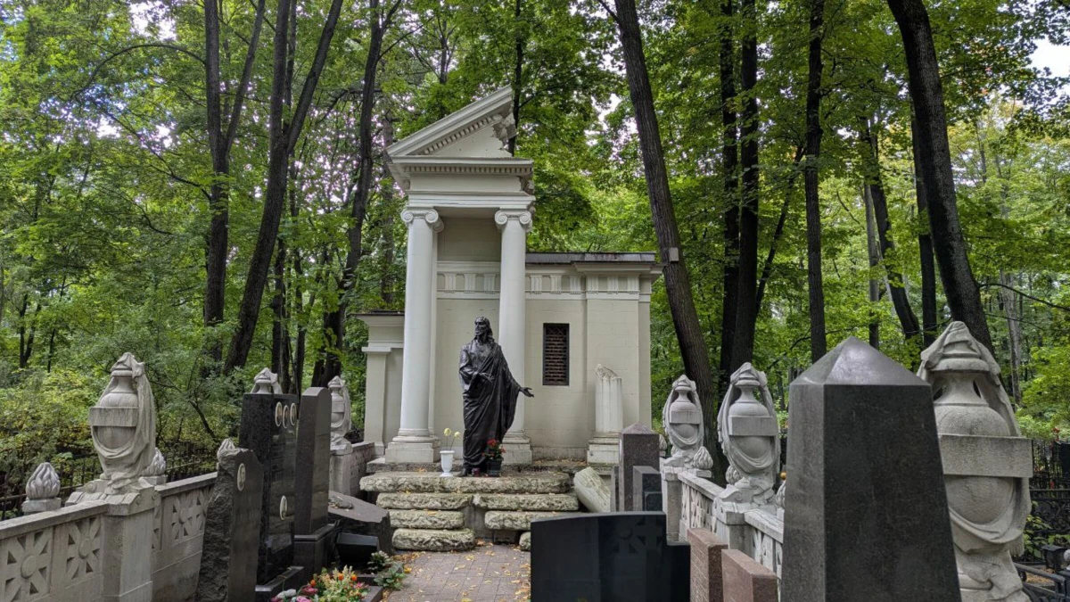 Тени Введенского кладбища: истории, судьбы, легенды