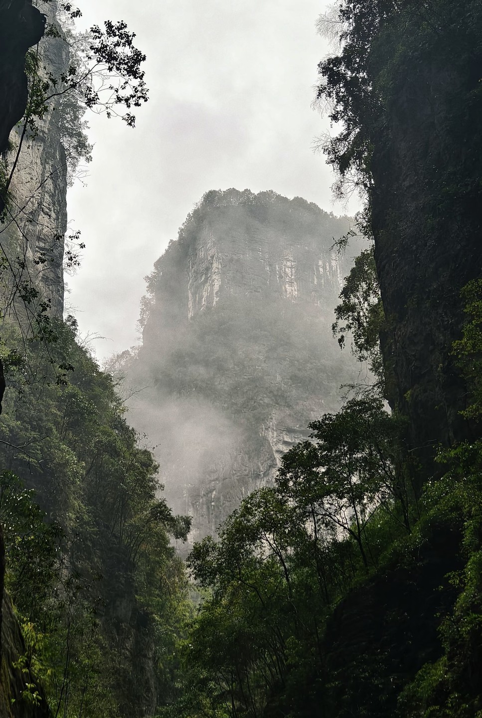 У нас было потрясающее путешествие в Улуне. Пейзажи здесь просто впечатляющие и совсем не похожи ни