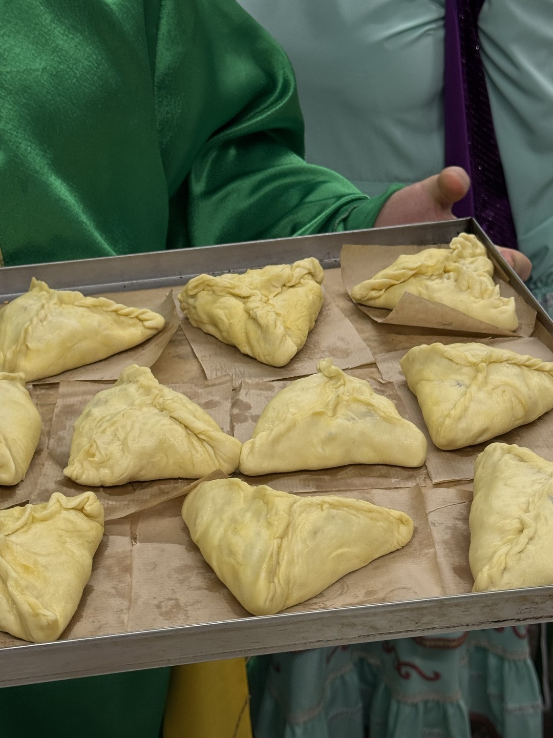 Шикарный, атмосферный мастер-класс. Перевоплощение в национальные костюмы, максимальное погружение. Все очень вкусно и интересно!