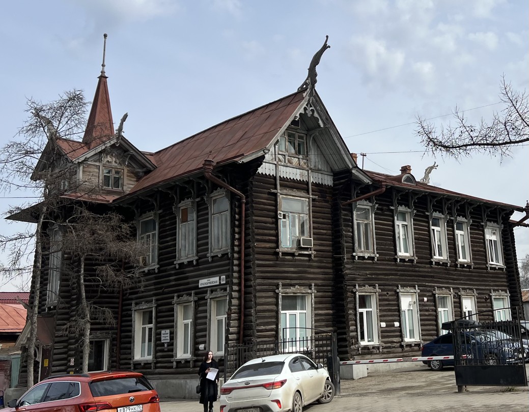 Арина не только познакомила нас с Томском, но и смогла влюбить в эти старые теремки, резные наличники и местами не причёсанные улочки