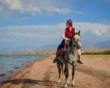 Отдых на пляже, охота с беркутом, прогулка по дикому берегу и каньону Сказка