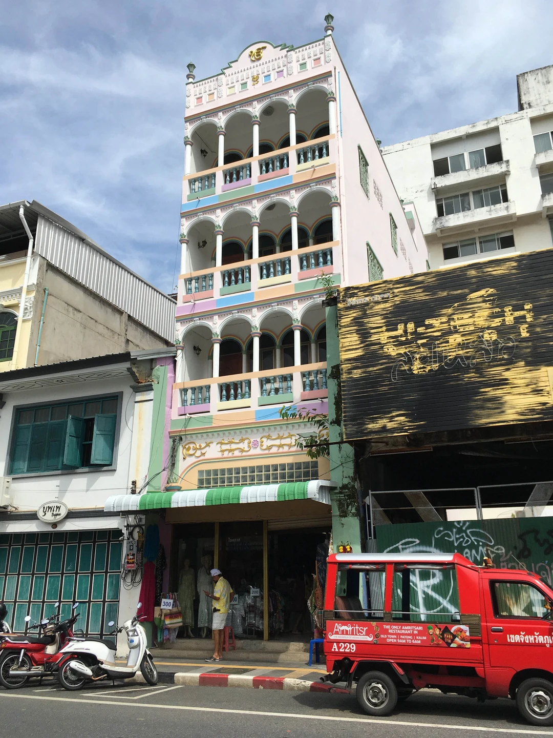 Экскурсия очень понравилась. Понравилась нестандартная подача материала Дмитрием, его юмор. Узнали о буддизме, истории Тайланда, королевской