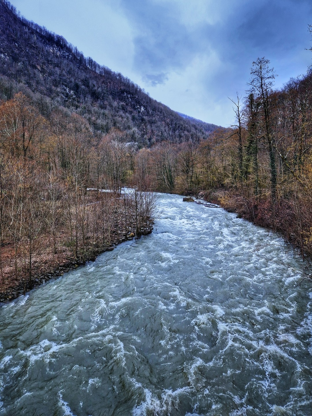 Если вам нужен скучный гид, который будет читать факты из Википедии, то мимо. Тут история про