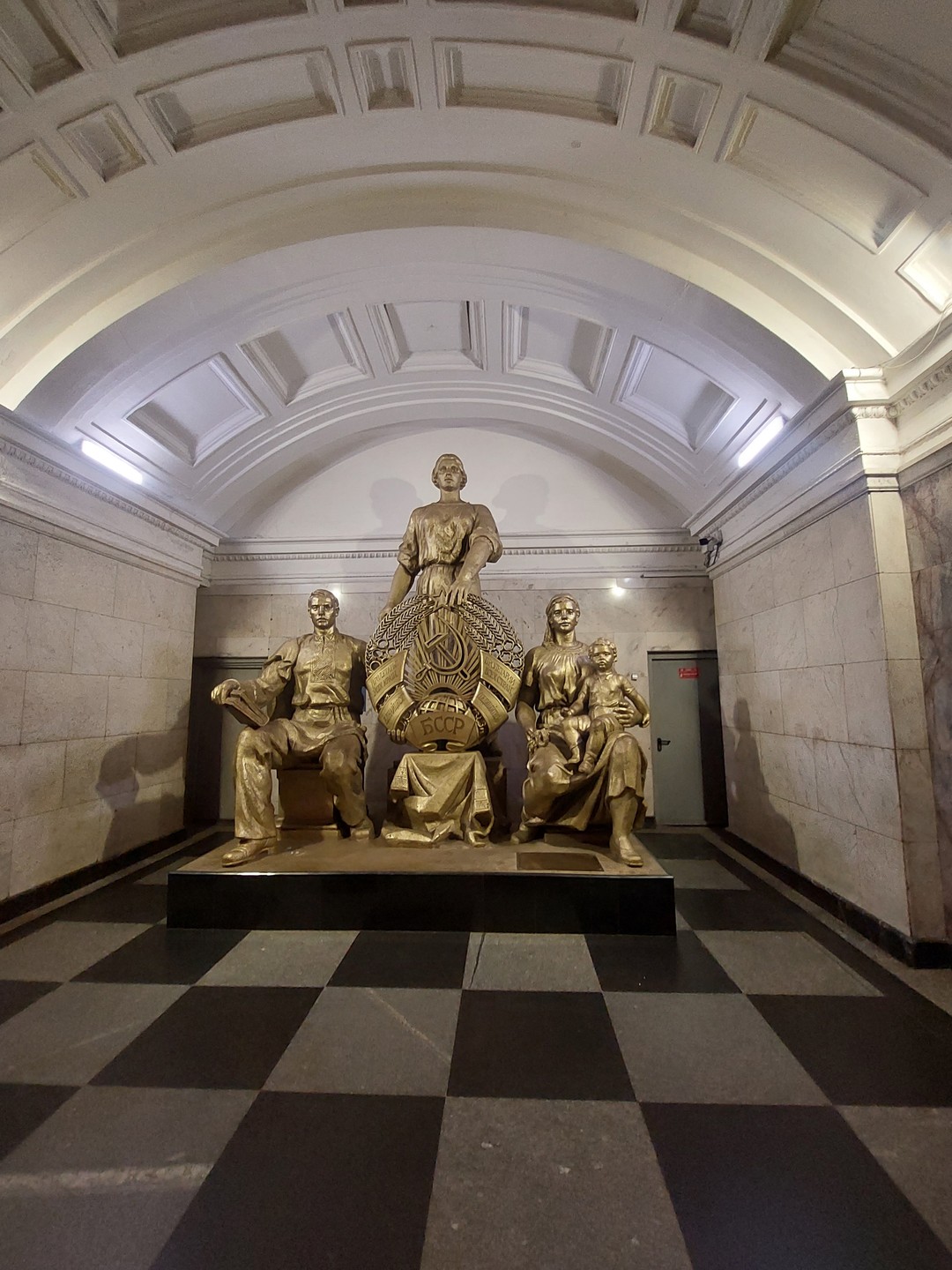 Мы очень любим московское метро, поэтому не могли пропустить эту экскурсию. Мы выбрали ее еще и