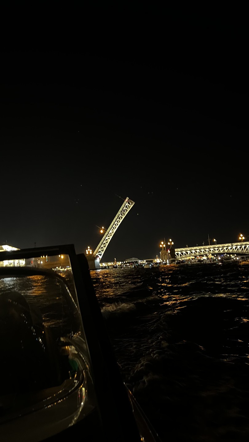 Ночная прогулка на катере к разводным мостам (Надежда)