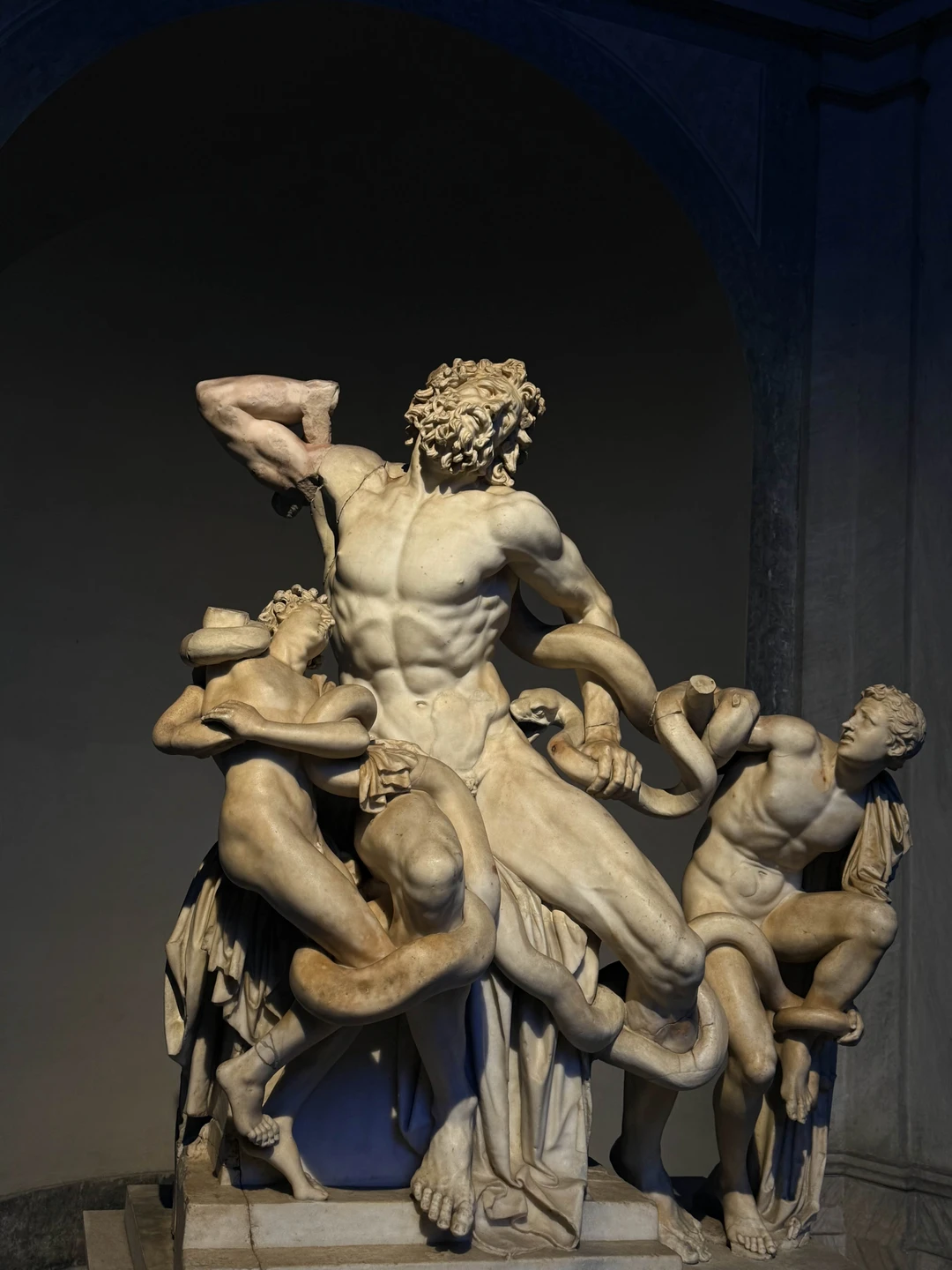 Нелли супер гид! Взяли у неё 2 экскурсии - Колизей и Ватикан. Не пожелали ни на