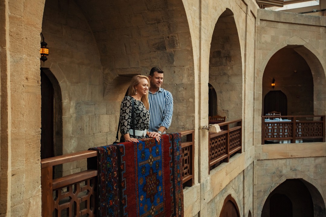 Если путешествуем вдвоем, стараемся заказывать фотосессию с профессионалом. Из-за ветра решили снимать в старом городе, получилось