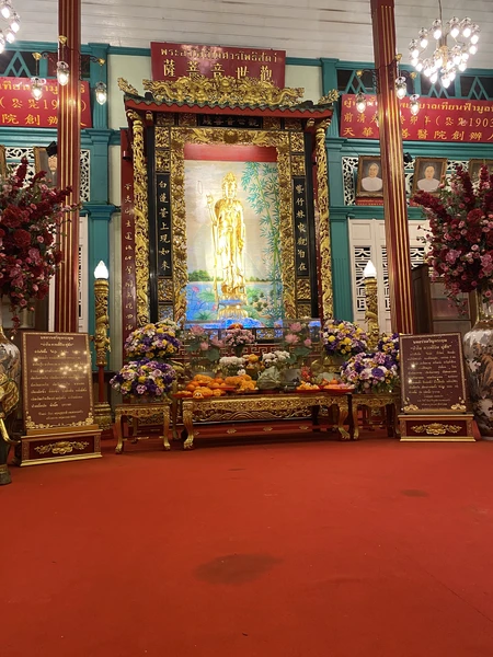 Это была наша самая первая экскурсия в Бангкоке, и мы решили ее начать по-взрослому) Сделав подношение