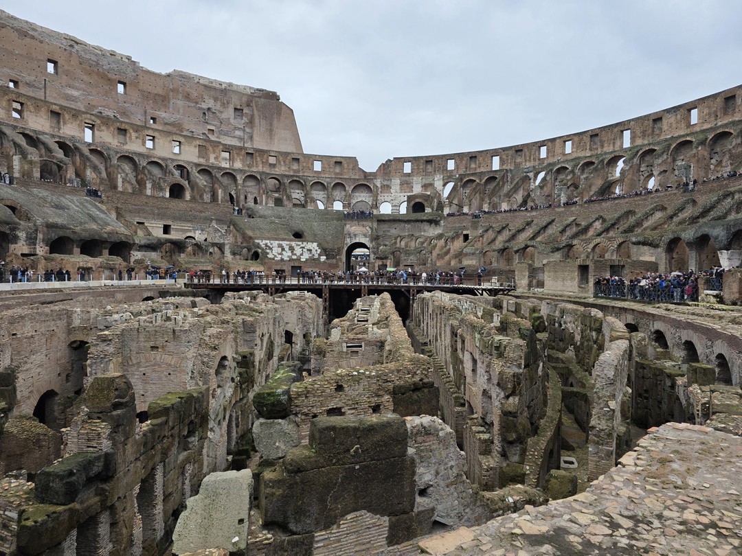 У нас был гид Олег, рассказывал очень увлекательно, подробно, но с юмором! Рекомендую!