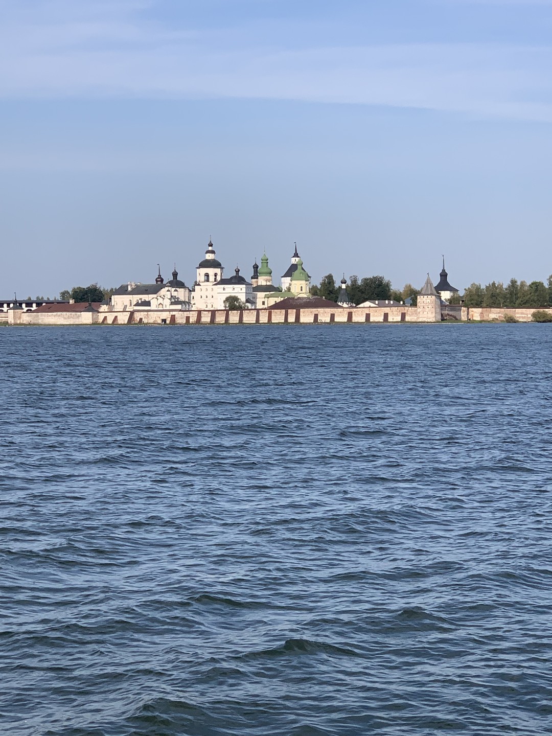 В сентябре прошлого года нам посчастливилось совершить однодневное путешествие из Вологды до Кирилло-Белозерского монастыря вместе с
