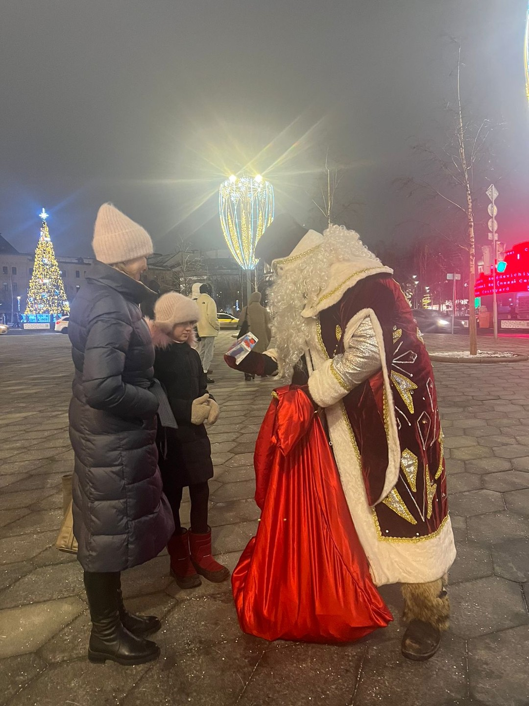 Замечательная экскурсия с великолепным гидом. На входе в автобус встретил Дедушка Мороз и подарил подарок в