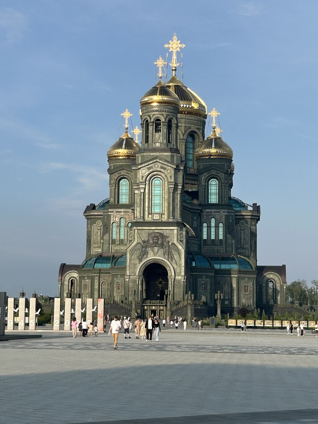 Приехали из Германии. Артем сделал все, чтобы мы после перелета комфортно добрались до Храма вооруженных сил