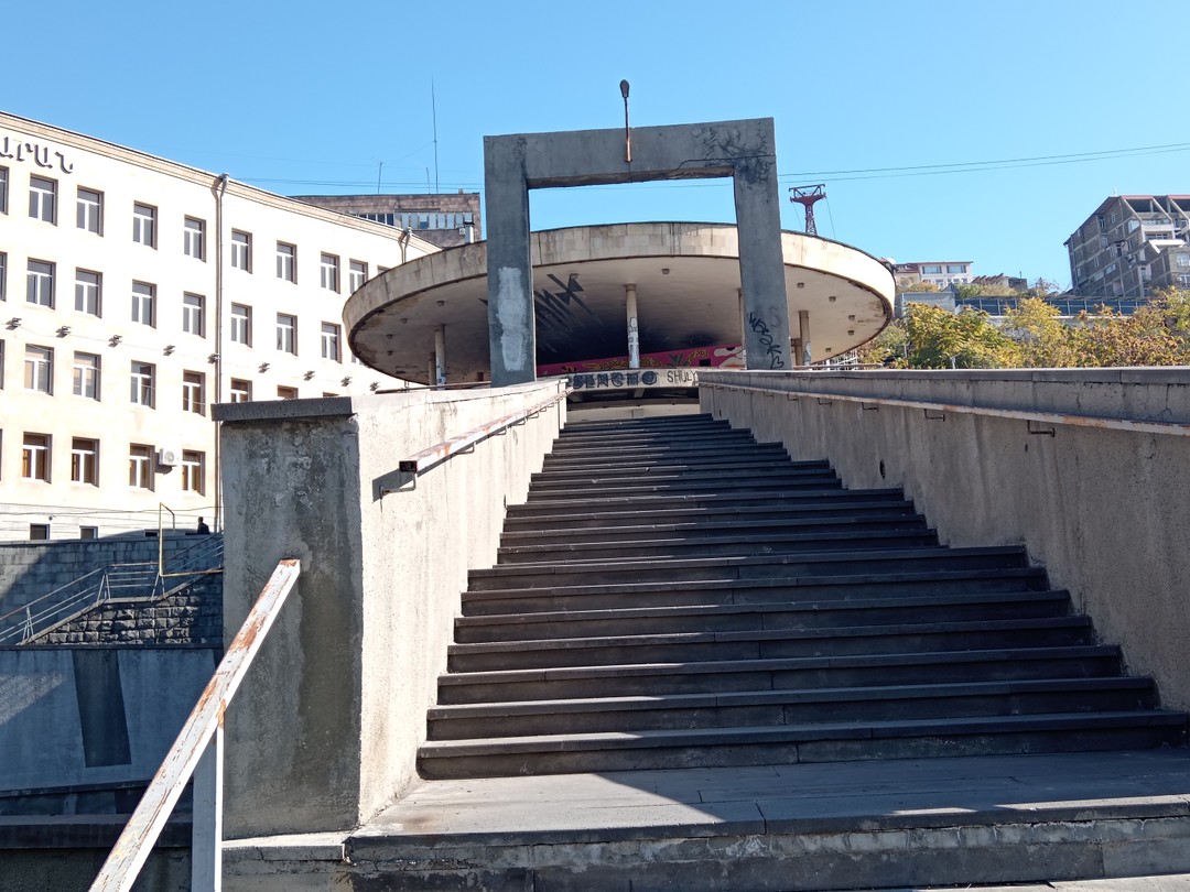 Знающий неравнодушный любящий свой город художник Ваграм показал Ереван от "чёрного" до "розового", мы увидели творения