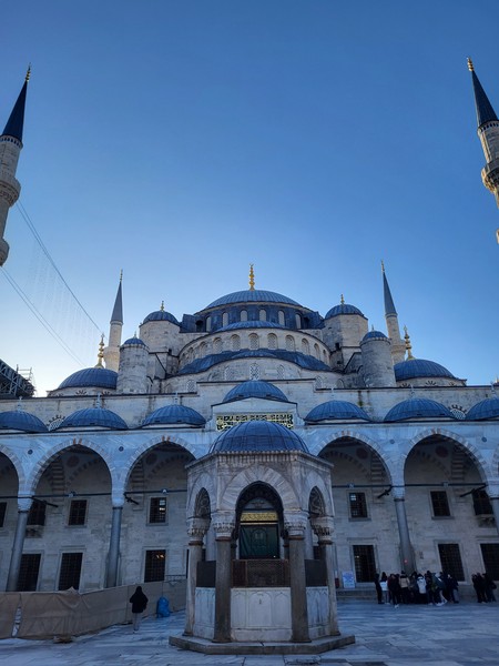 Нашим гидом был Адэм – прекрасно знающий свое дело гид. Рассказывал множество мельчайших деталей про локации