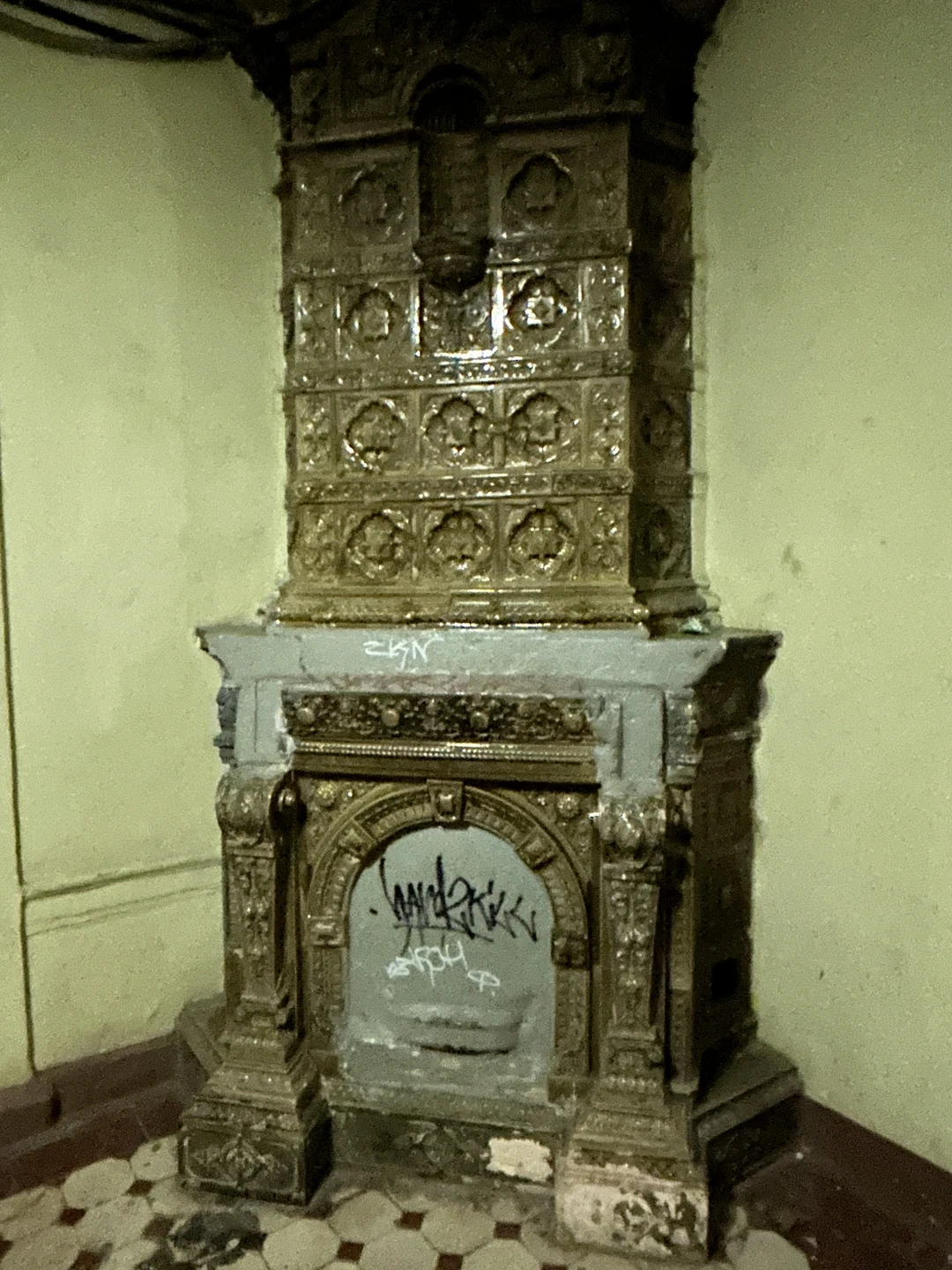 Секреты и лабиринты Петроградской стороны: дворы, парадные, легенды (Юлия)