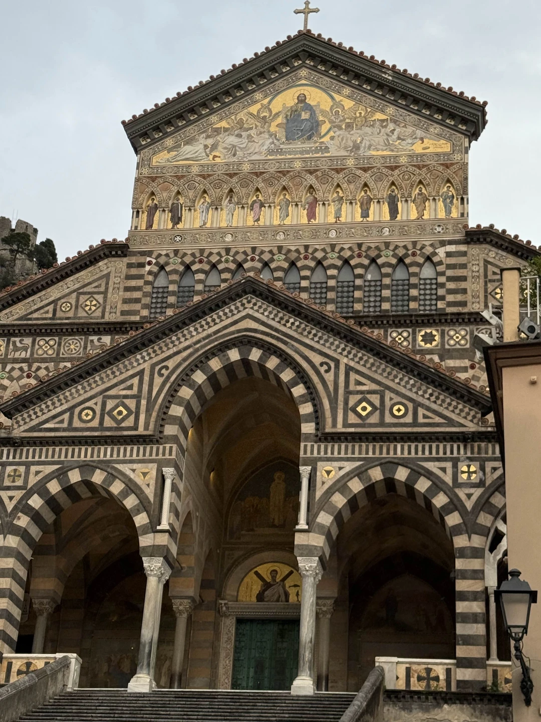 Павел прекрасный экскурсовод с великолепными знаниями истории. Наша поездка оставила неизгладимые, восторженные эмоции. Он показал нам