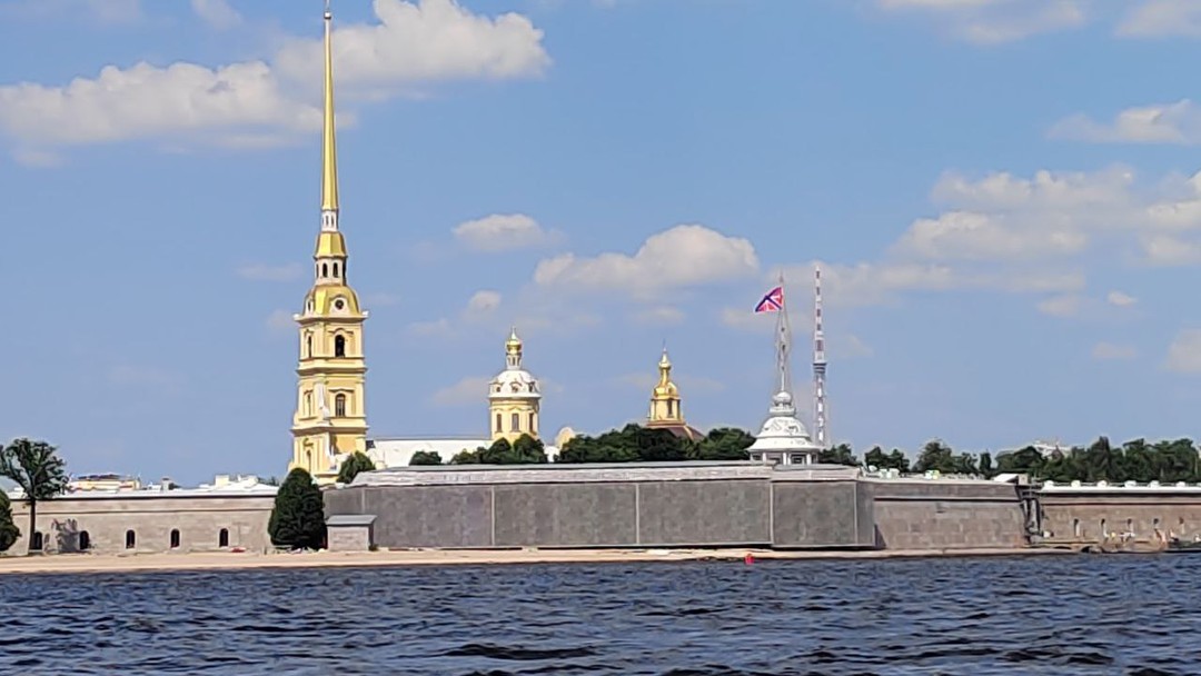 Экскурсия очень понравилась, не затянуто - за 1 час проплыли многие знаковые достопримечательности Санкт-Петербурга, каждая достопримечательность