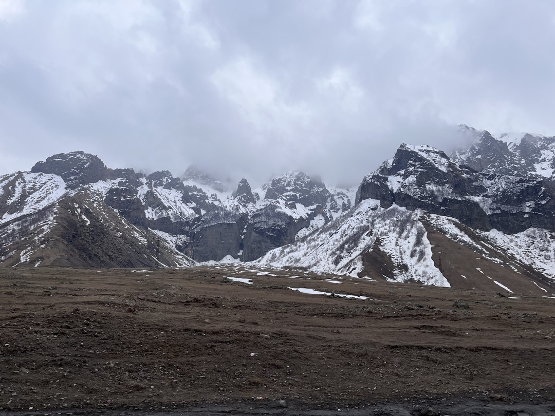 Всем рекомендую хотя бы раз побывать в зимних-послезимних горах. У Дианы не получилось провести экскурсию, но