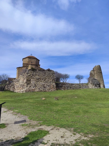 Сегодня на экскурсии "Святвя Мцхета" с для нас проводил гид Леван. 😊
