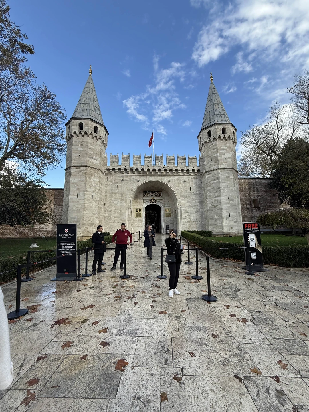 Серкан, огромное спасибо за экскурсию по центру Стамбула! 🏰 Вы — потрясающий рассказчик. Экскурсия прошла на