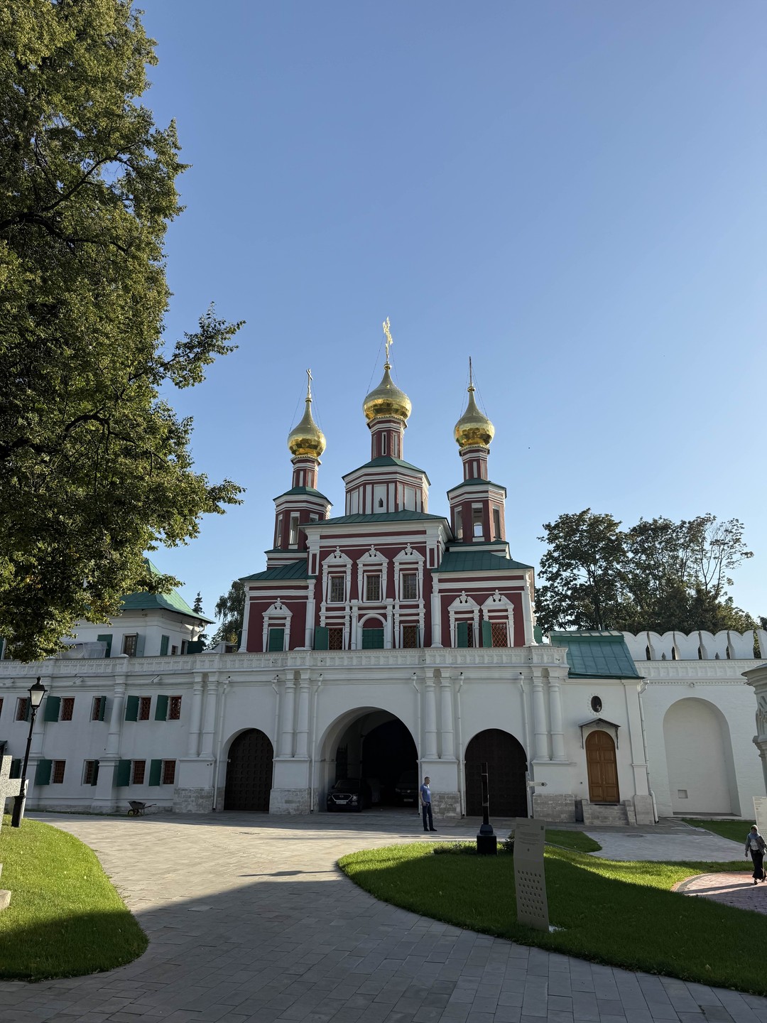 Светская экскурсия в прошлое и настоящее Новодевичьего монастыря (Караханова)