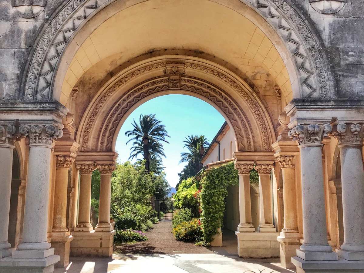 Дворец кинофестивалей в Каннах и Леринские острова