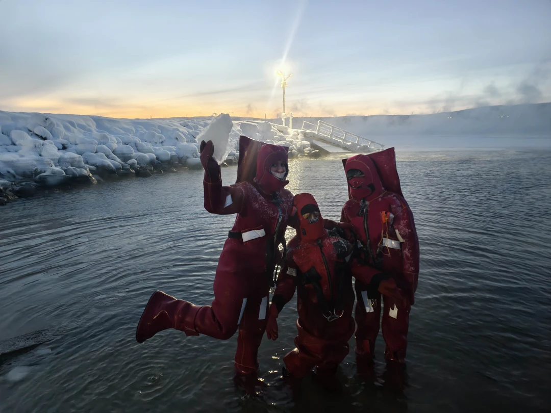 Это забавное и интересное мероприятие))) да, мы «купались» совсем у берега, но это очень странные ощущения)))
