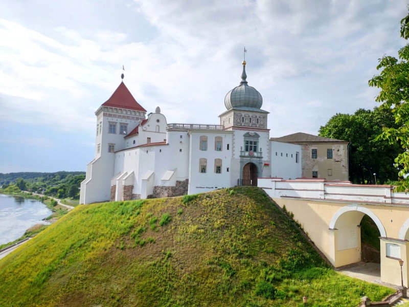 Королевский Гродно, костёлы и дворцы в Ружанах и Коссово - из Минска