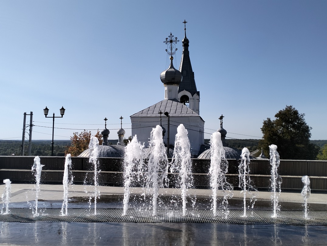 Анастасия приятный гид. Она знает историю города, доступно рассказывает, но ей конечно надо набраться опыта. Может