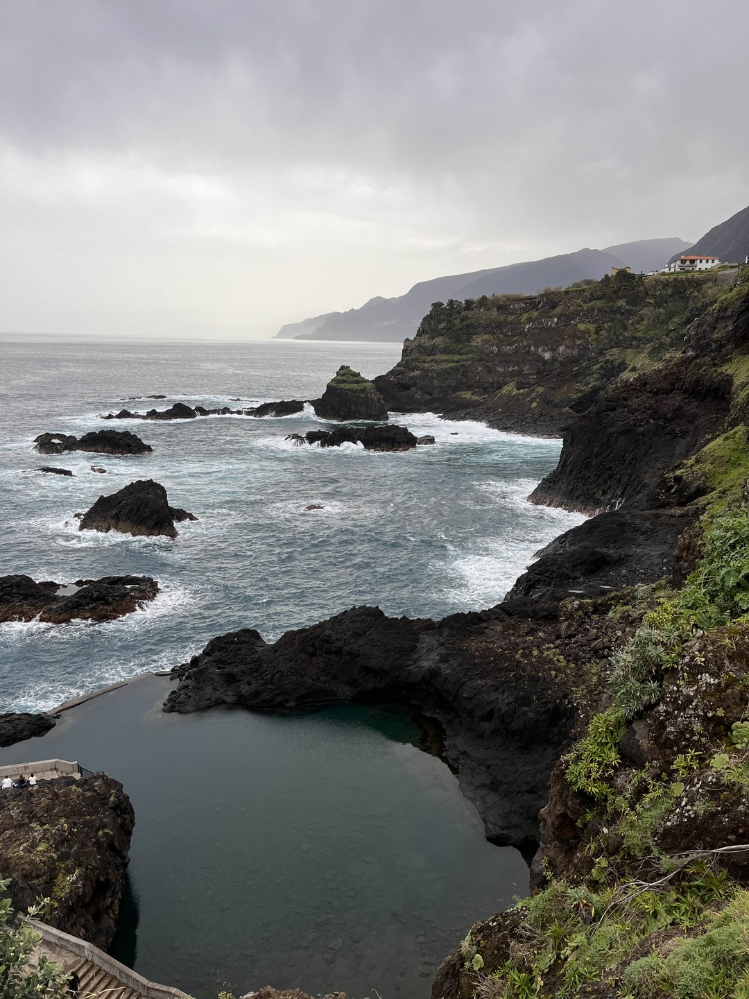 Мы увидели красивейшие пляжи, водопады, красоты Мадейры, старые дороги, купались в лавовых бассейнах, кушали вкусную еду.