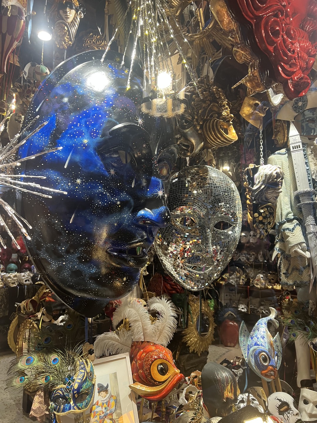 Пробовали смотреть Венецию сами: красиво, аутентично, романтично, но прогулка с профессионалом куда интереснее. Нам очень повезло