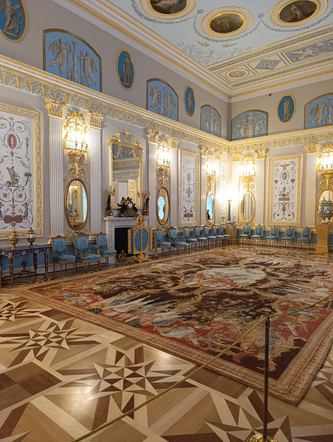 Организация экскурсии на твёрдую 4. Экскурсовод Максим, несмотря на некоторый эксцентричный подход к изложению исторических событий