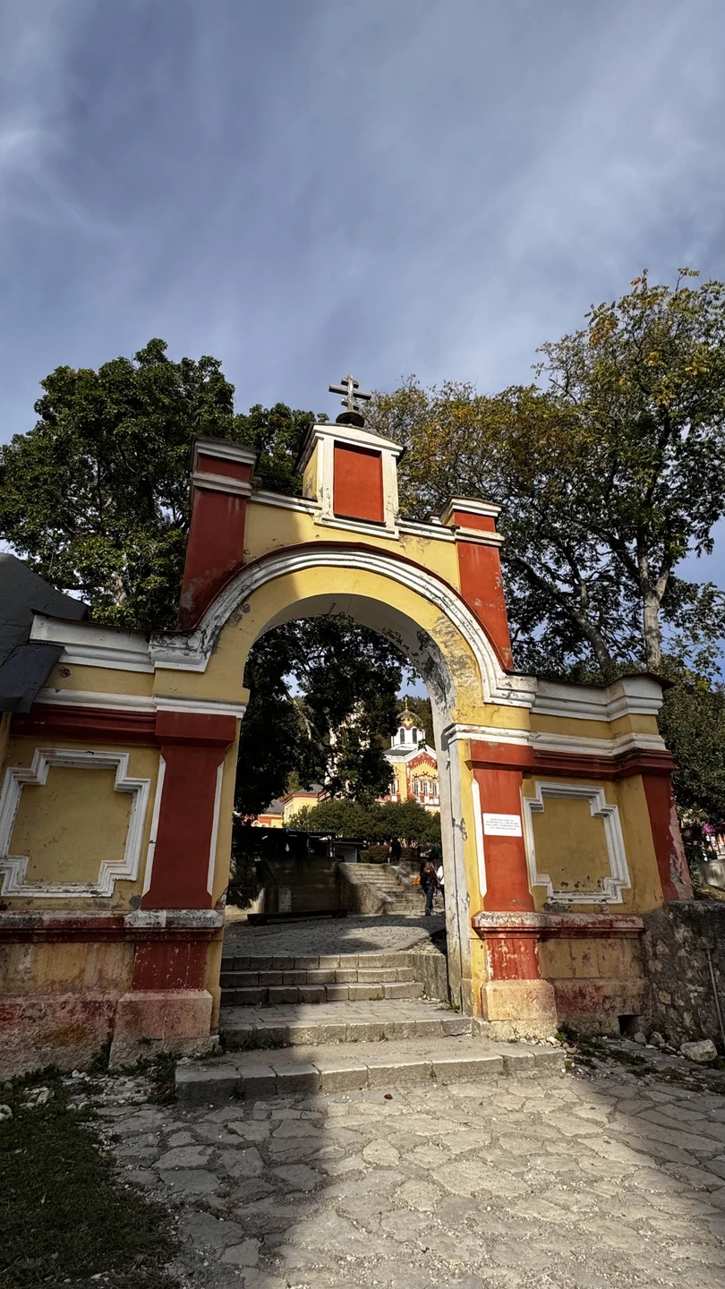 Экскурсия в Абхазию оставила незабываемые впечатления и подарила массу положительных эмоций. Страна удивляет своей природой, историей