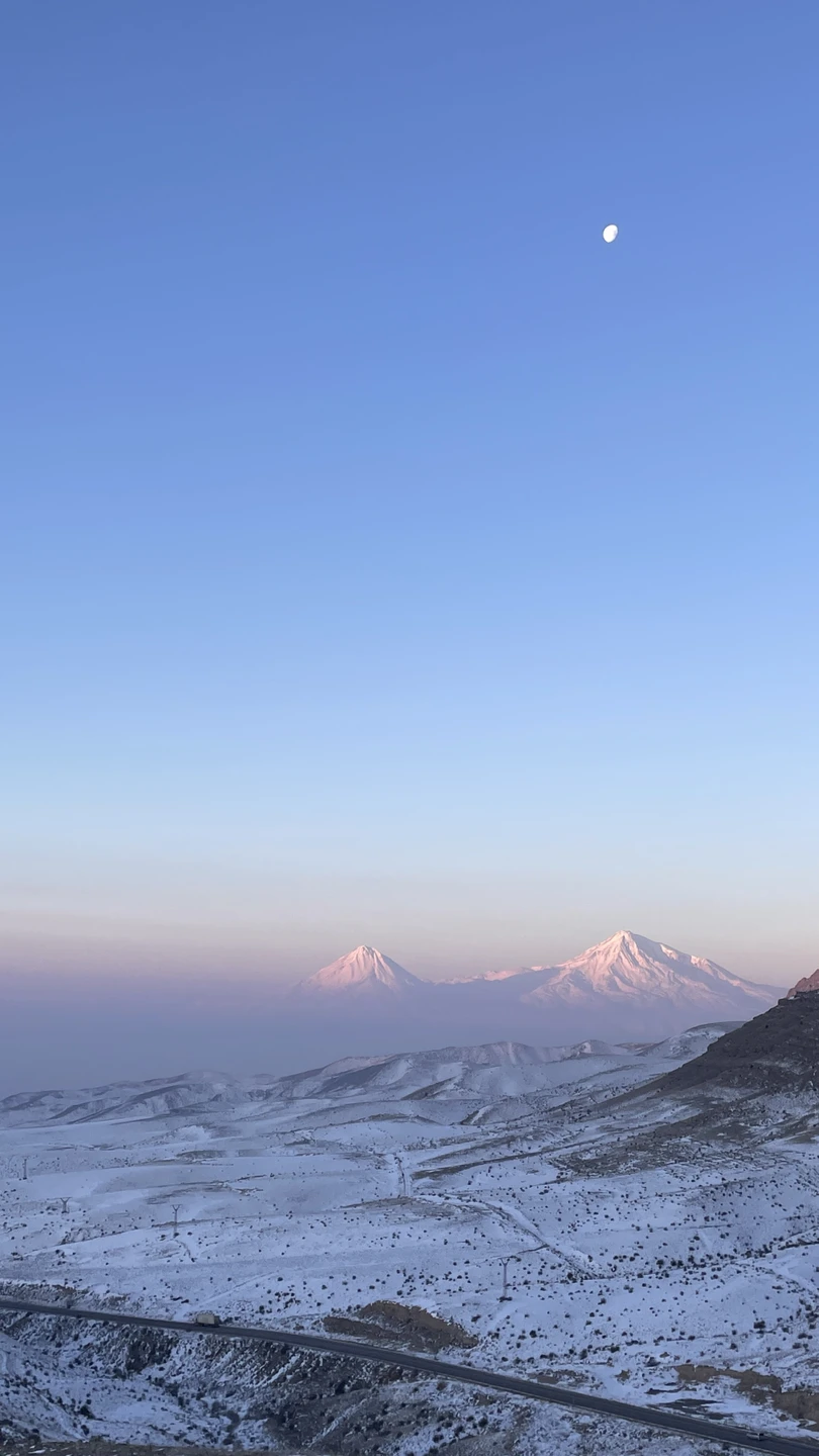 Мы долго думали, как посетить достопримечательности Еревана, выбирали между взять в аренду авто или тур. Поехали