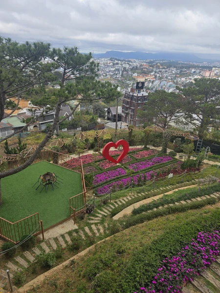 Экскурсия в Далат проходила с гидом Иваном. Организация чёткая по таймингу. Локаций много, все что хотели