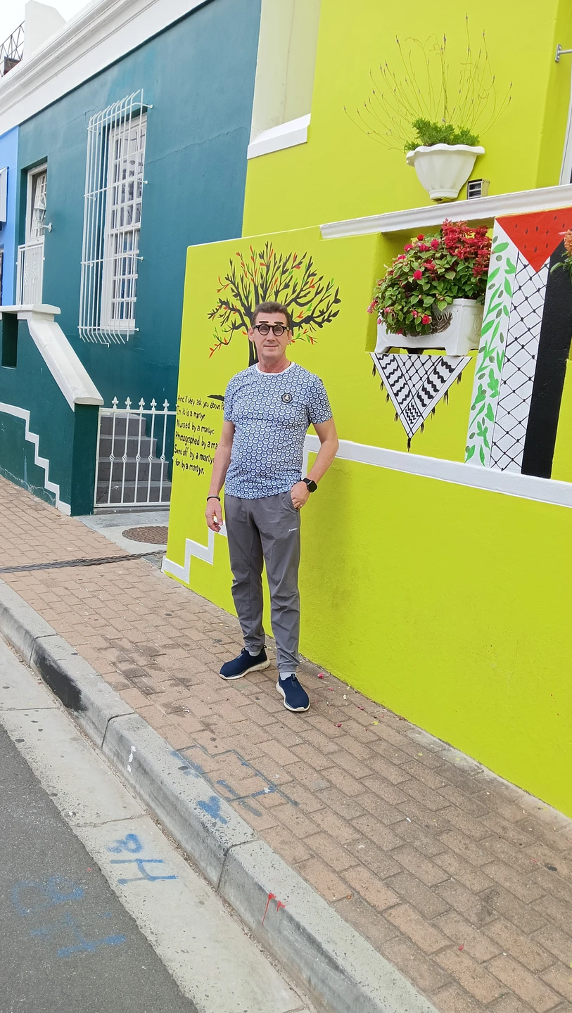 Открытый человек и прекрасный специалист своего организационного дела. Все объяснил. Показал. Подвез к обменному пункту, где