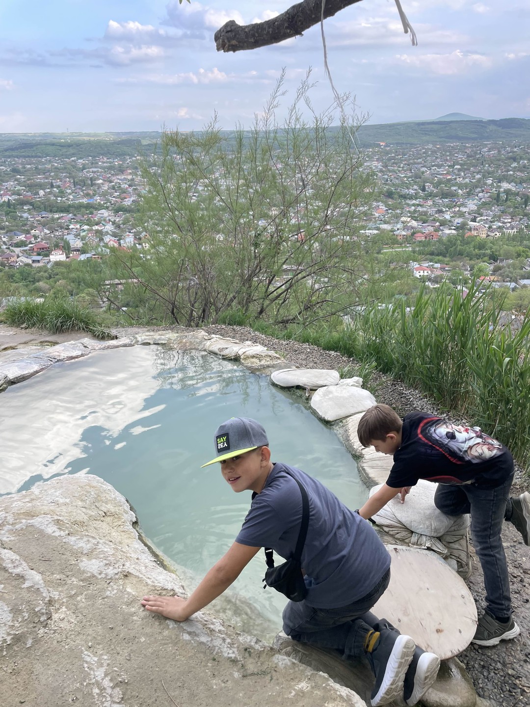 Это лучшее, что можно придумать для прилетающих в Минеральные воды утром. Нас встретила гид Наталья. Очень