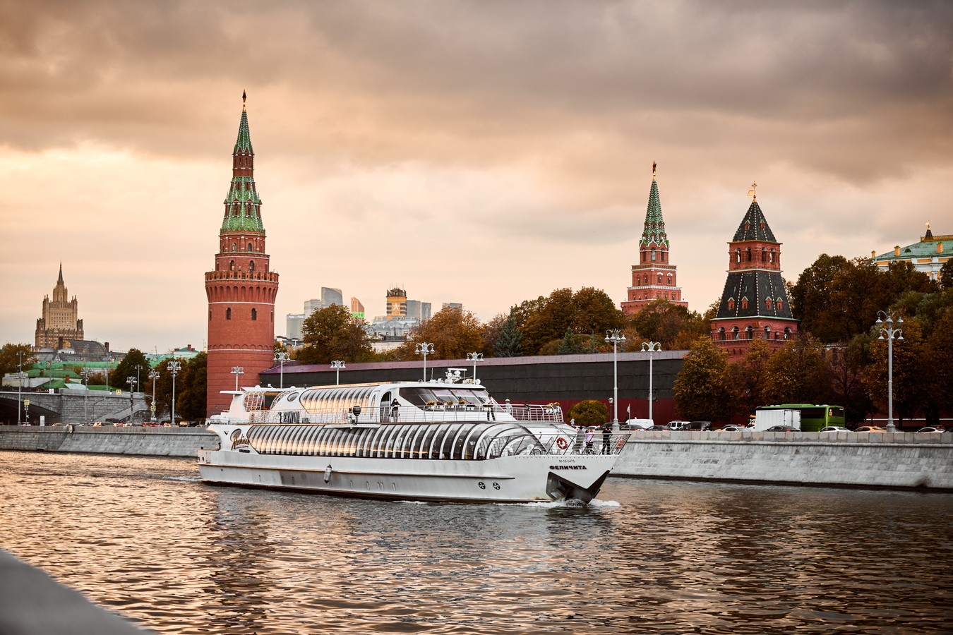 Главное изображение экскурсии - По вечерней Москве — на теплоходе и автобусе