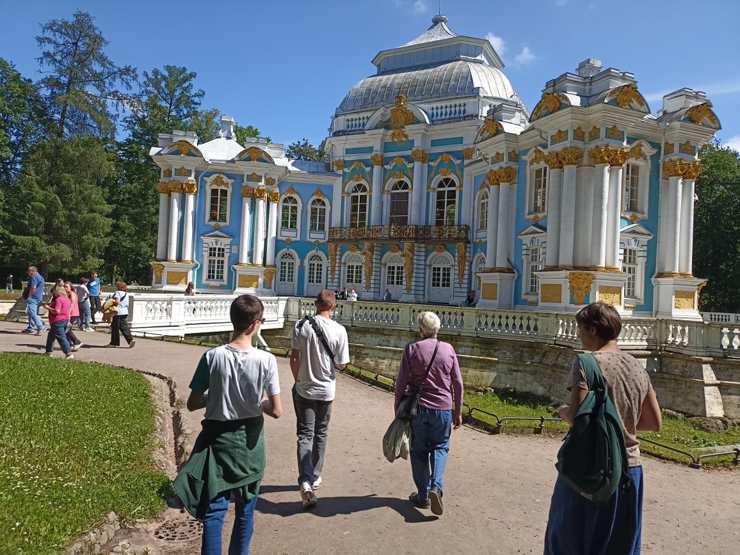 Не пожалели, что взяли индивидуальную экскурсию. Самим за один день посетить Петродворец и Екатерининский дворец на мой взгляд не реально