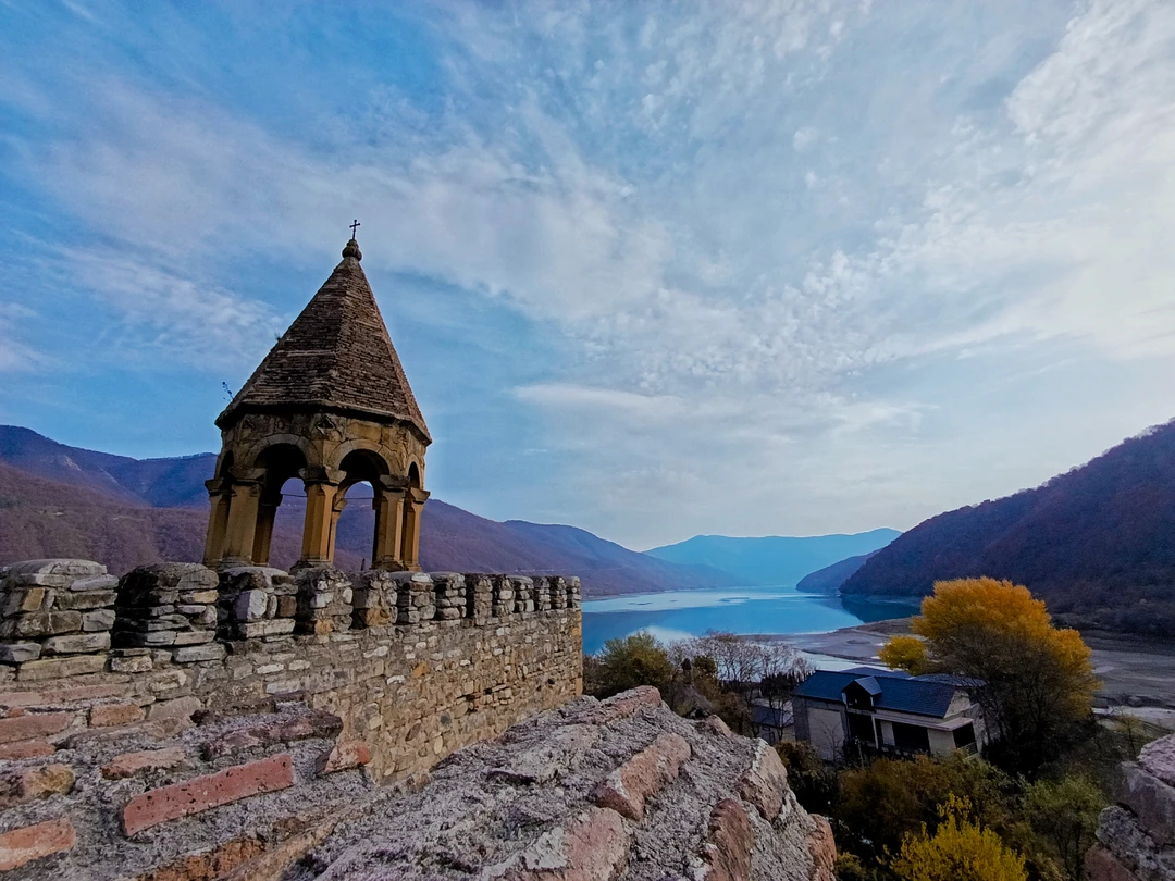 Прекрасная поездка на Казбеги. Сегодня первый раз оказалась в группе, где несколько национальностей. Экскурсия проходит на
