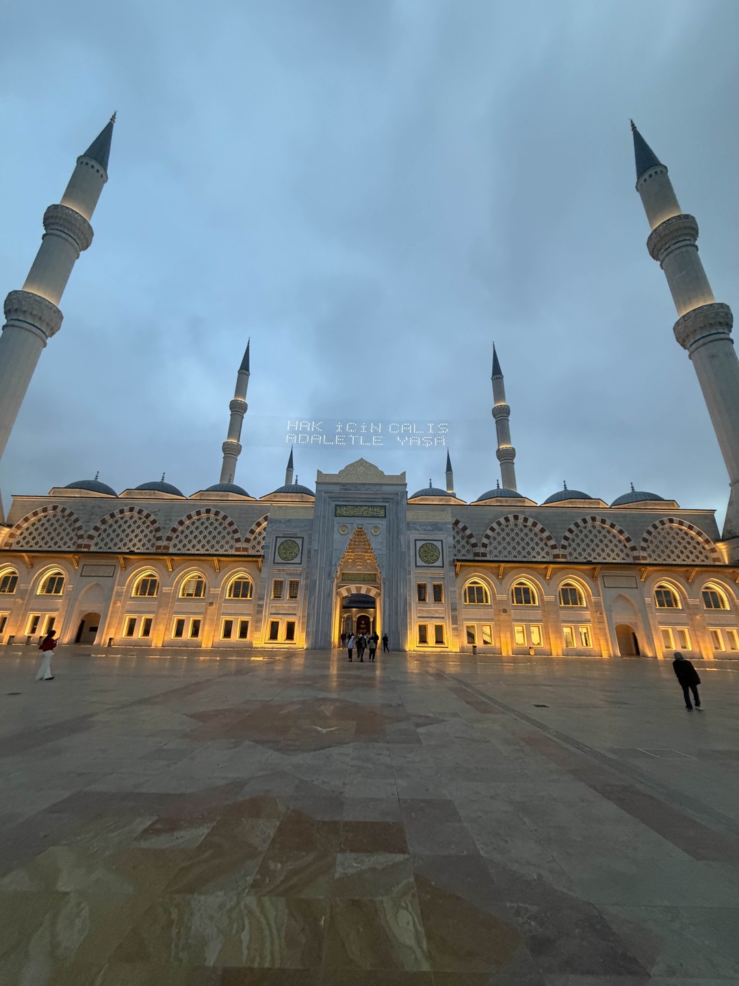 Чудеснейшая экскурсия! Ребенку 11 лет - была тоже в восторге. Легко, интересно) получили огромное количество классных