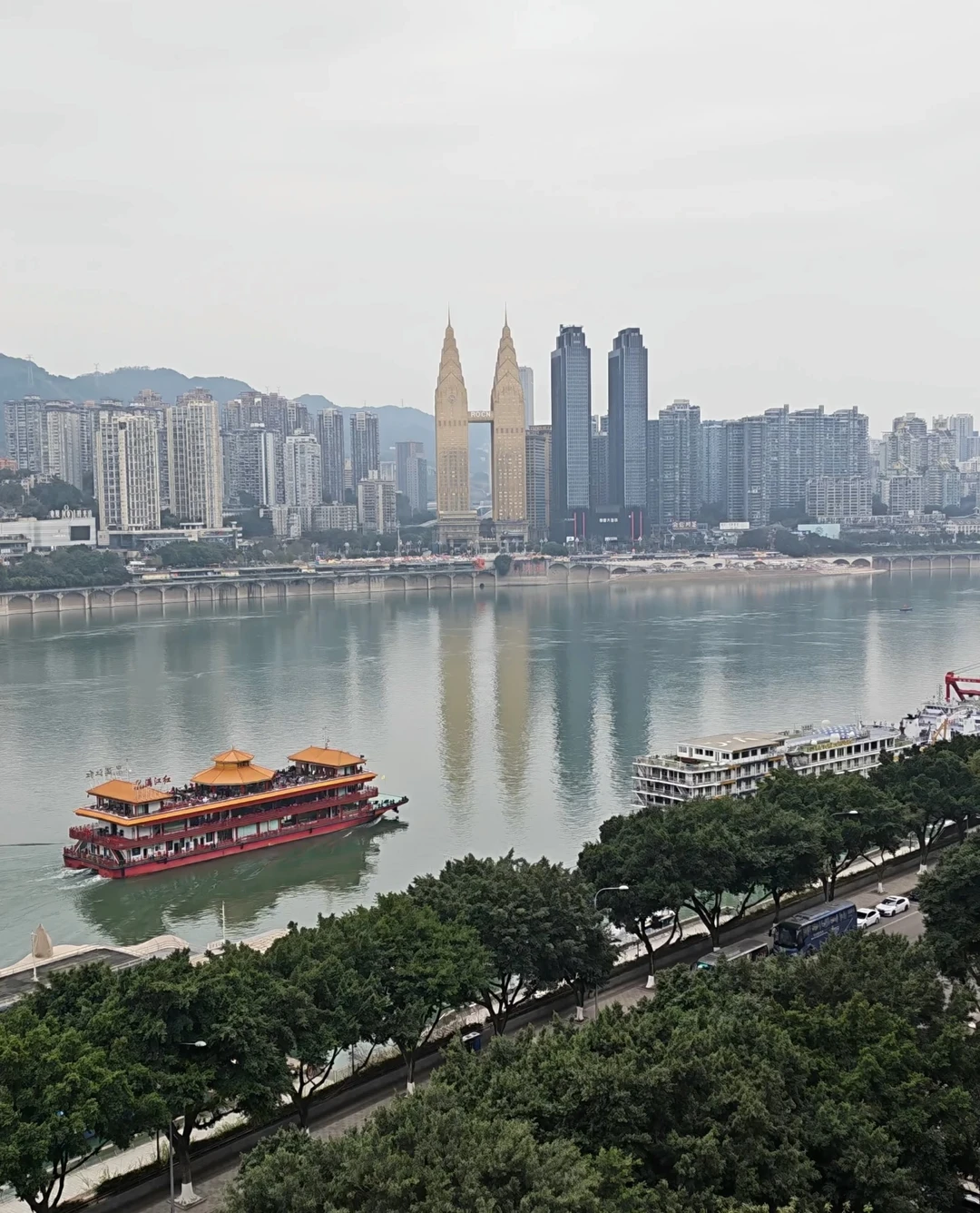 Нам очень понравилась наш гид Алина, она просто очаровательна и сделала однодневную экскурсию по Чунцину незабываемой