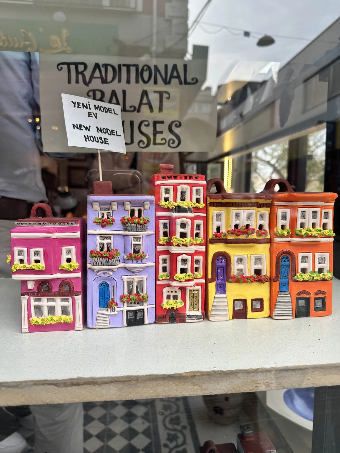 Отличная экскурсия по району Балат, очень красивый и немноголюдный район, много улочек с hand made сувенирами