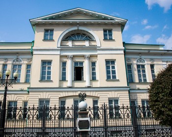 Исторический сквер, Геологическая аллея, Музей истории камнерезного и ювелирного искусства