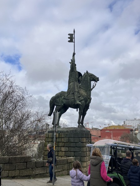 Спасибо Алексею за чудесную познавательную экскурсию. Интересные истории, живой язык, ответы а любые вопросы, приятный комплемент