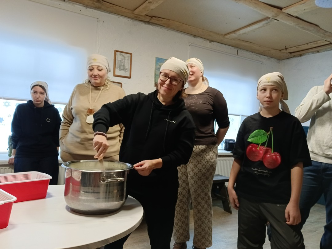 Были на мастер-классе 5 января. Были большой компанией и взрослые и дети подростки. Сначала дети отнеслись