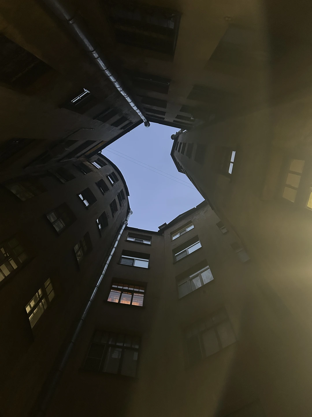 Секреты Петроградской стороны: дворы-колодцы, парадные и доходные дома (Алипова)